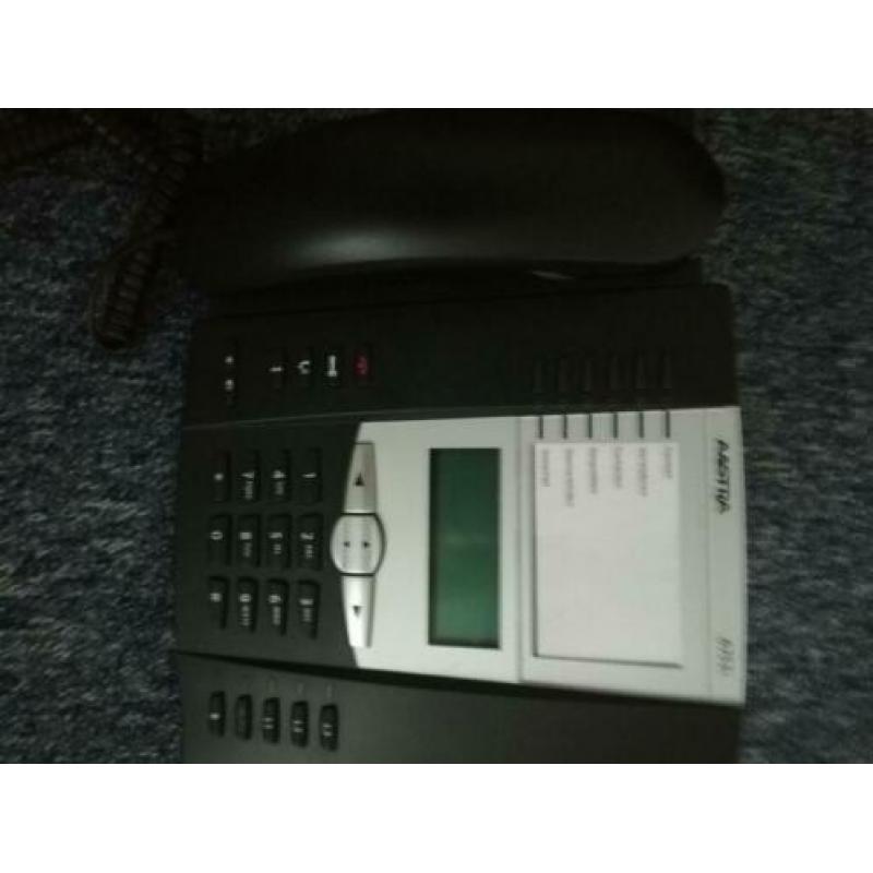 desktops, voip telefoons en schermen