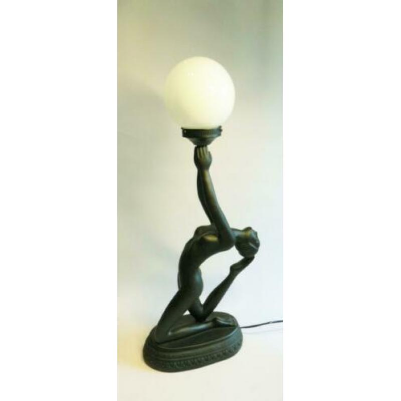 Art Deco stijl tafellamp naakte vrouw met bal.