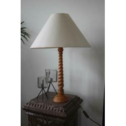 Schemerlamp met fraaie gedraaide houten voet. Sfeermaker