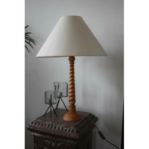 Schemerlamp met fraaie gedraaide houten voet. Sfeermaker