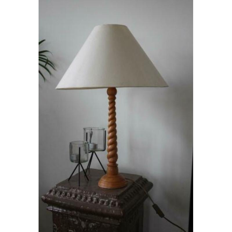 Schemerlamp met fraaie gedraaide houten voet. Sfeermaker
