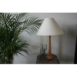 Schemerlamp met fraaie gedraaide houten voet. Sfeermaker