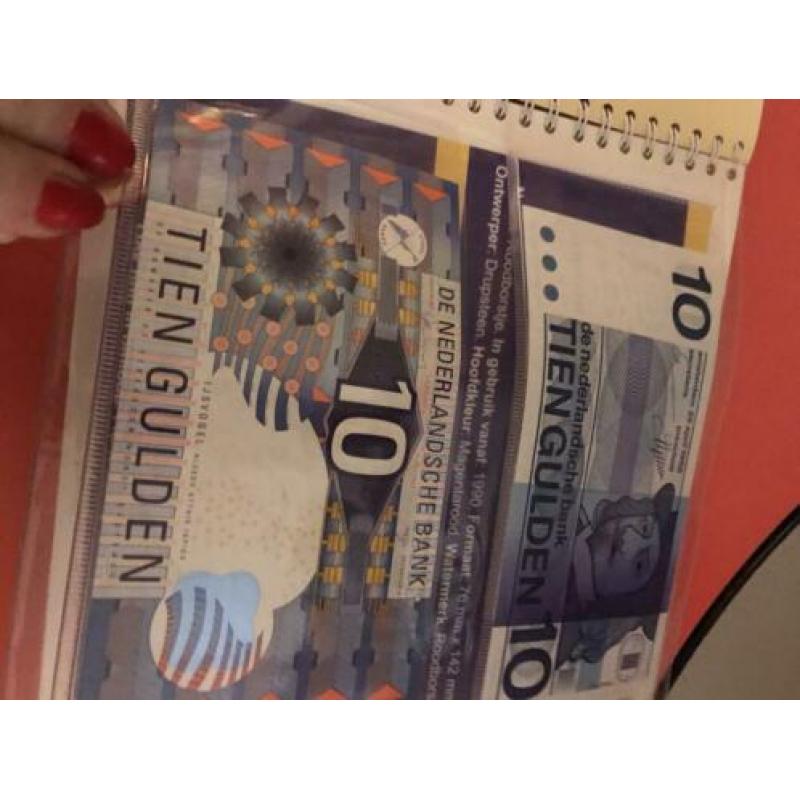 Nederlands geld met briefjes en munten 10 gulden