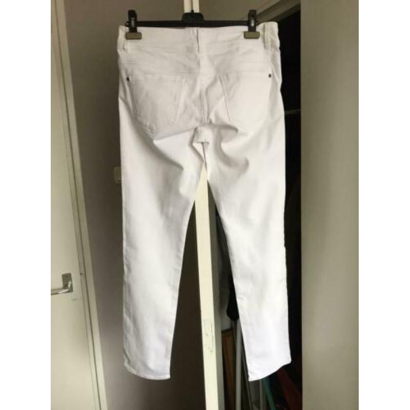 Witte aangesloten zomerbroek maat 42