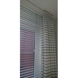Kamerhoge overgordijnen. Gebroken wit/blauw.2x2.10 m