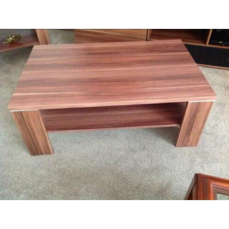 Eetkamertafel +salontafel en bijzettafel