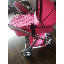 Roze kinderwagen ziet er nog netjes uit.