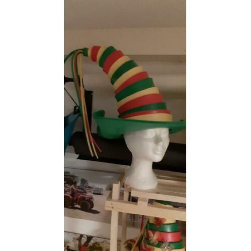 foam pruiken en hoeden in de uitverkoop