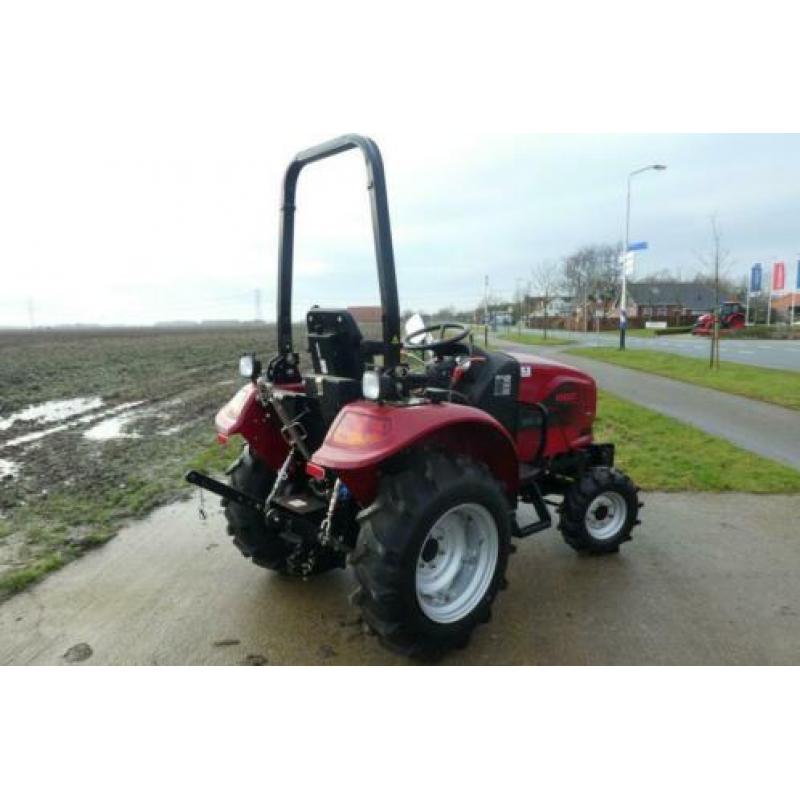 Bij Eemsned een Knegt Compact tractor NIEUW MODEL