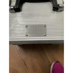 Schoonheidsspecialiste tafel en koffers