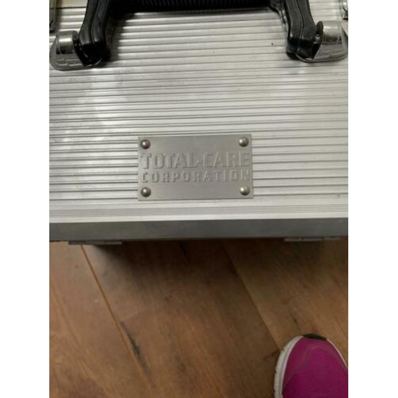 Schoonheidsspecialiste tafel en koffers