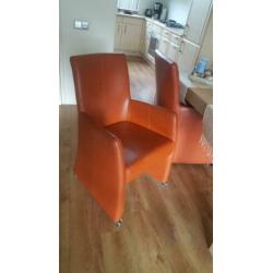 I.v.m verhuizing 4 mooie eetkamer kuipstoelen