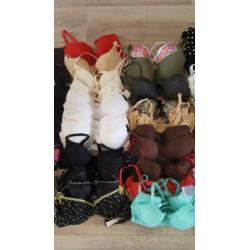 Partij lingerie 105 stuks.