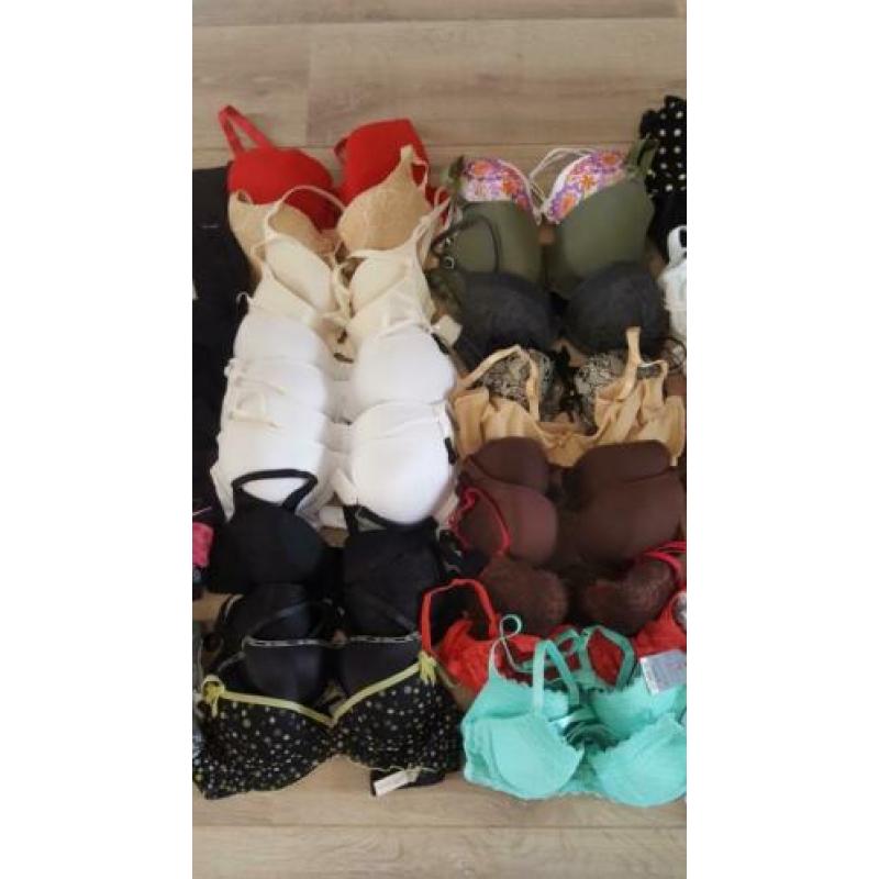 Partij lingerie 105 stuks.