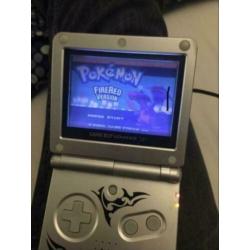 Game Boy Advance SP 001 Tribal Edition met Pokémon Fire Red
