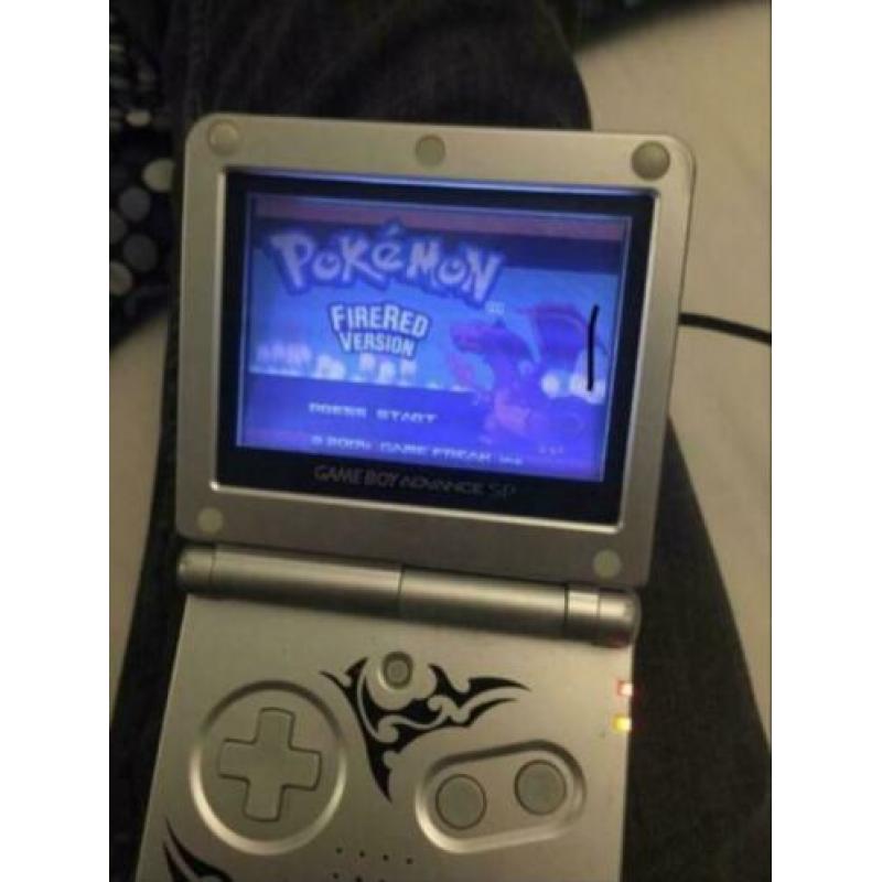 Game Boy Advance SP 001 Tribal Edition met Pokémon Fire Red