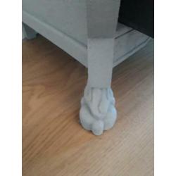 Buikkast, antraciet met betonlook. Keramieken knoppen.