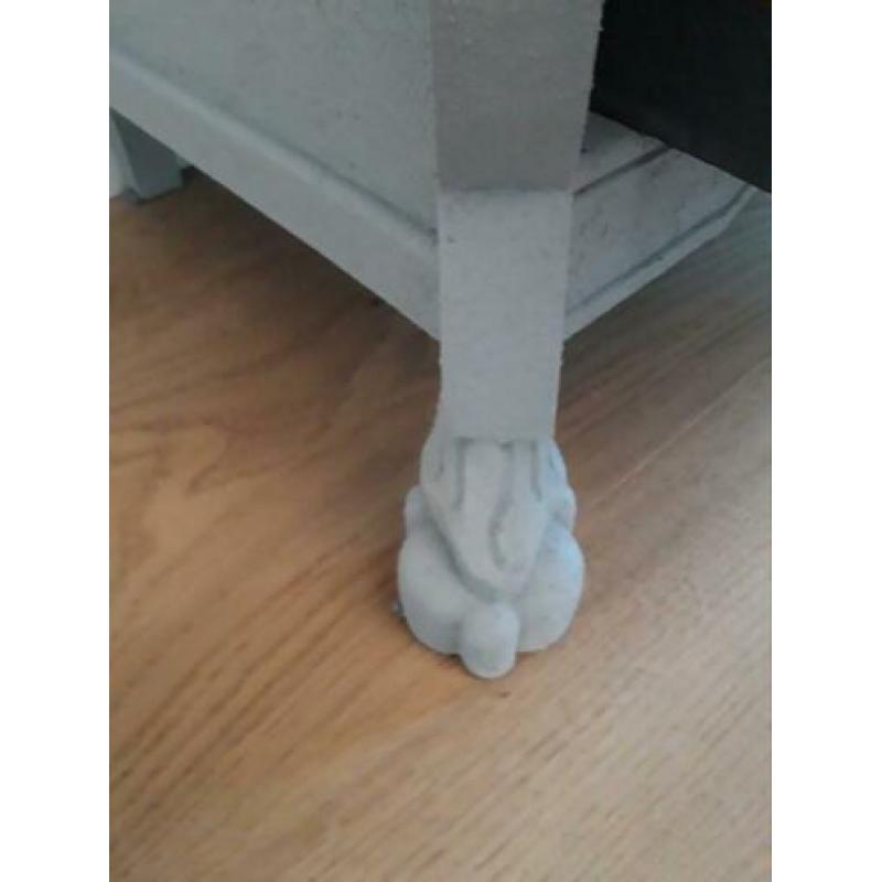 Buikkast, antraciet met betonlook. Keramieken knoppen.