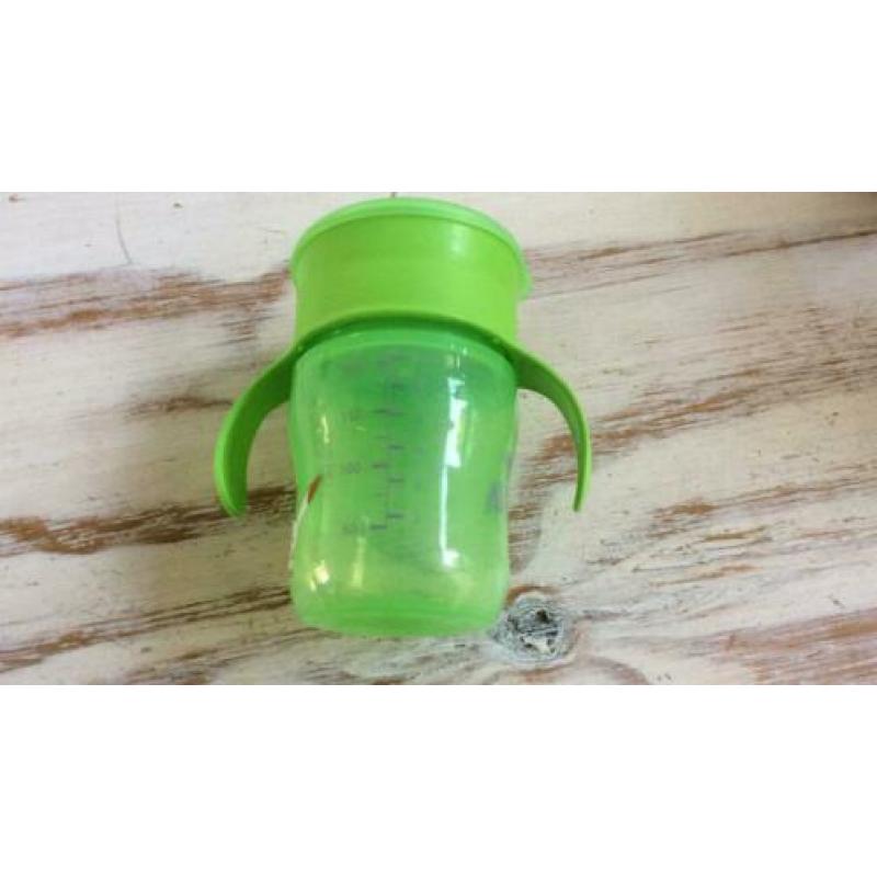 Pakket met baby flesjes, drinkbekers en fiep