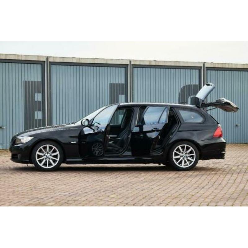 BMW 3-Serie 2.0 D 320 Touring 2012 Zwart