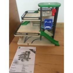 Trainrails met toebehoren en autogarage