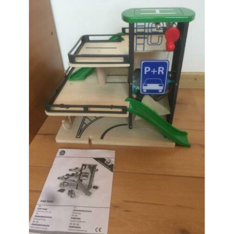 Trainrails met toebehoren en autogarage