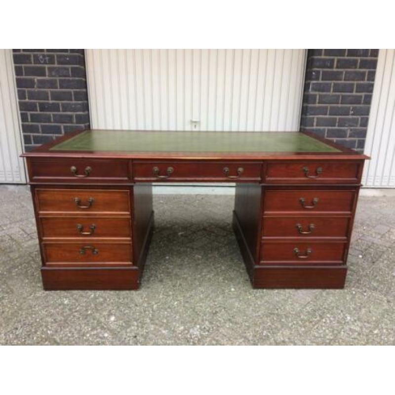 Origineel Engels Chesterfield bureau 175 cm breed