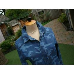 BERSHKA spijkerblouse met legerprint maat 36/S als nieuw