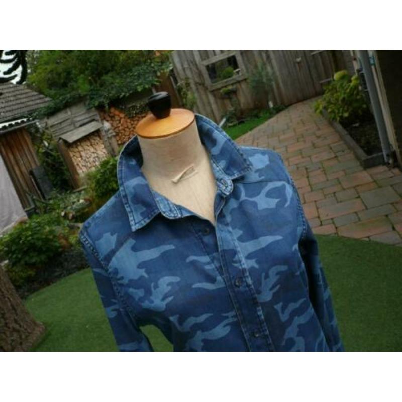 BERSHKA spijkerblouse met legerprint maat 36/S als nieuw