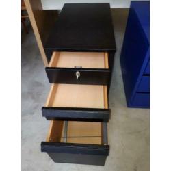 Mooi zwart houten ladenblok met sleutel
