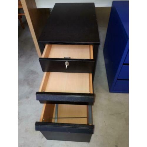 Mooi zwart houten ladenblok met sleutel