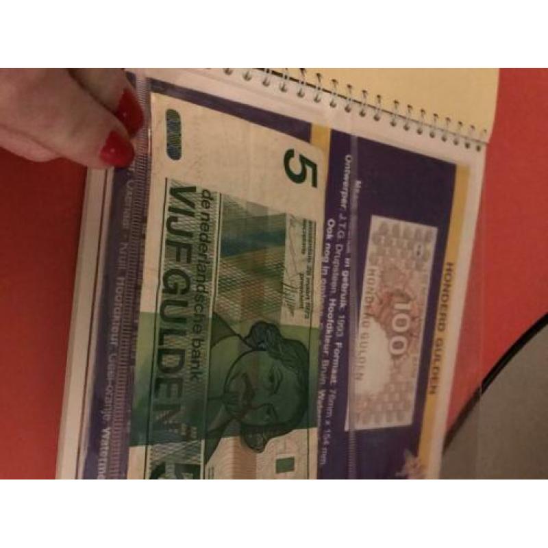 Nederlands geld met briefjes en munten 10 gulden