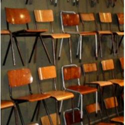 Gezocht: schoolstoelen, vintage partijen, retro stoel. 333