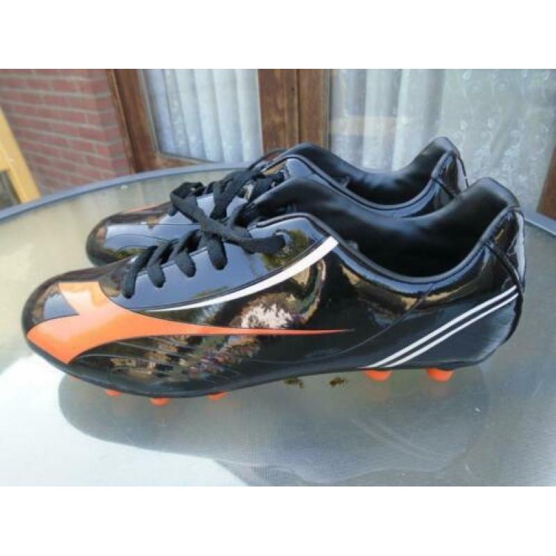 nieuwe voetbal schoenen DIADORA