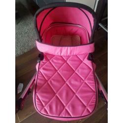 Roze kinderwagen ziet er nog netjes uit.