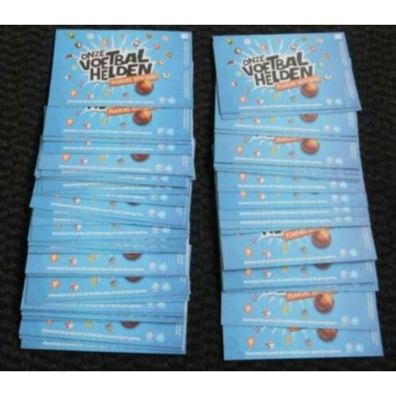 100 dichte pakjes met AH voetbalplaatjes (= 400 plaatjes)