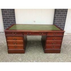 Origineel Engels Chesterfield bureau 175 cm breed