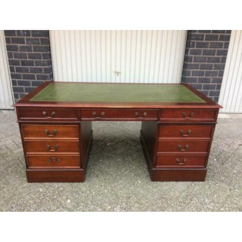 Origineel Engels Chesterfield bureau 175 cm breed