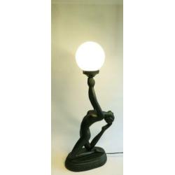 Art Deco stijl tafellamp naakte vrouw met bal.