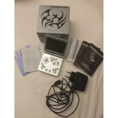 Game Boy Advance SP 001 Tribal Edition met Pokémon Fire Red