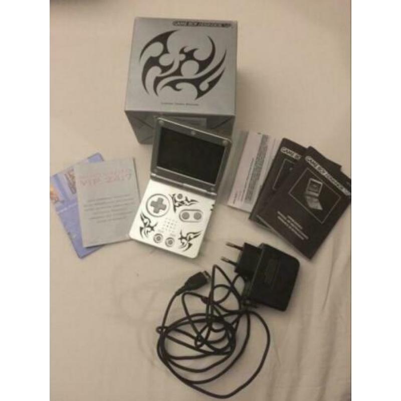 Game Boy Advance SP 001 Tribal Edition met Pokémon Fire Red