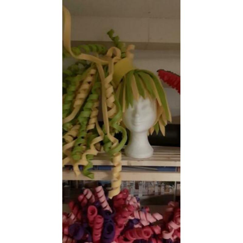 foam pruiken en hoeden in de uitverkoop