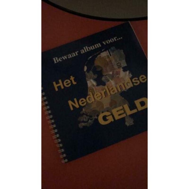 Nederlands geld met briefjes en munten 10 gulden