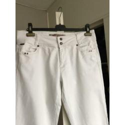 Witte aangesloten zomerbroek maat 42