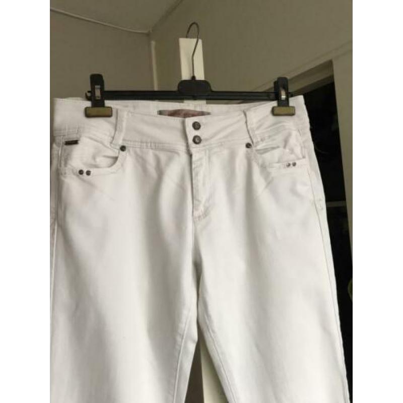 Witte aangesloten zomerbroek maat 42