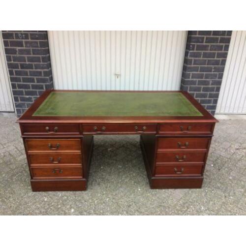 Origineel Engels Chesterfield bureau 175 cm breed
