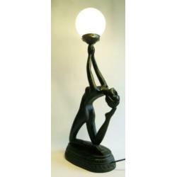 Art Deco stijl tafellamp naakte vrouw met bal.