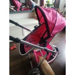 Roze kinderwagen ziet er nog netjes uit.