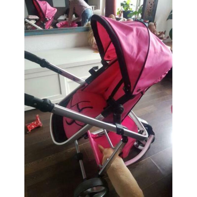 Roze kinderwagen ziet er nog netjes uit.