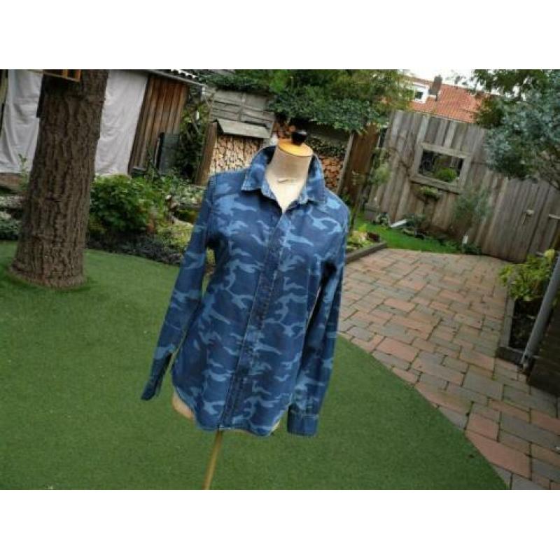 BERSHKA spijkerblouse met legerprint maat 36/S als nieuw